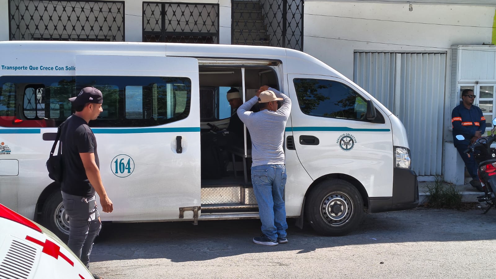 Chofer de combi lesiona a pasajero en Playa del Carmen