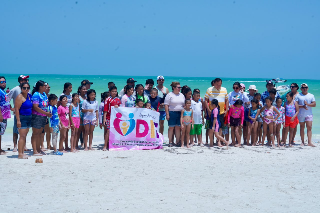 Nivardo Mena regala excursión a niños del DIF