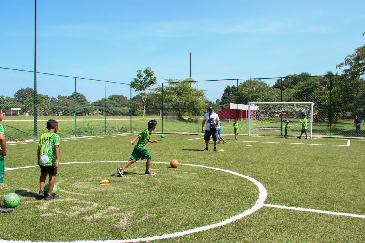 Niñez de Lázaro Cárdenas disfruta legado del Mundial Social 2026