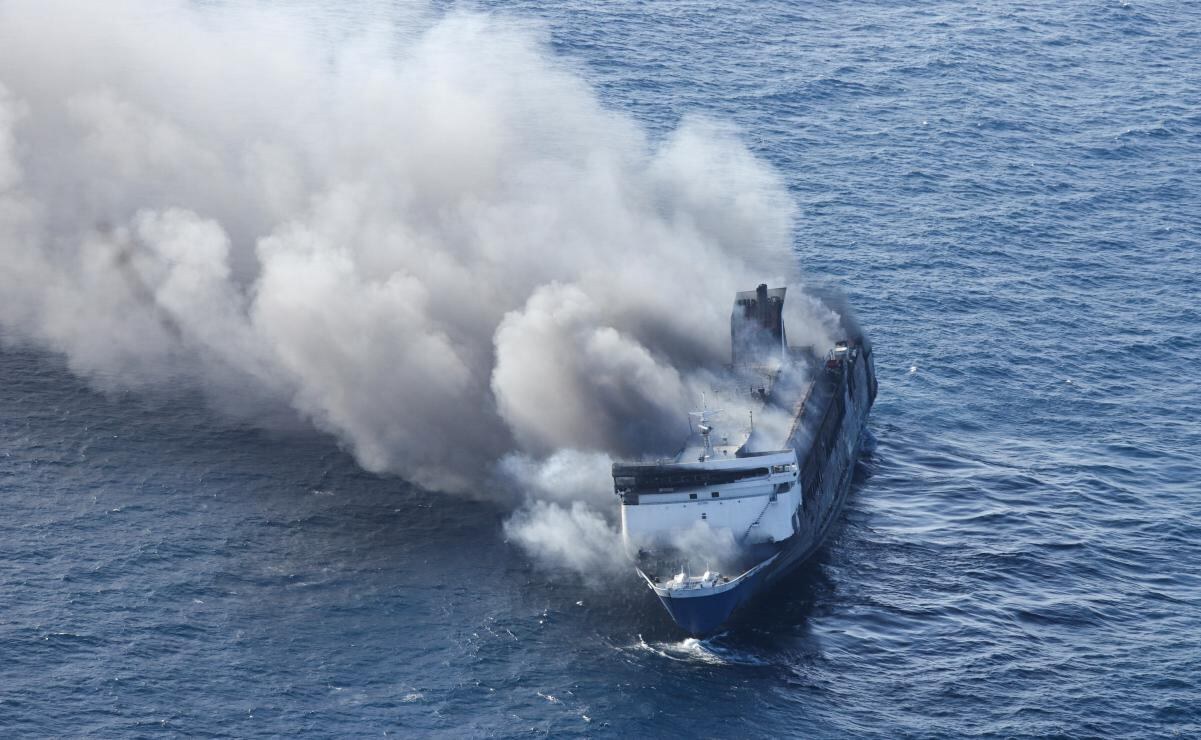 Incendio en ferry de Indonesia deja cinco muertos y decenas desaparecidos