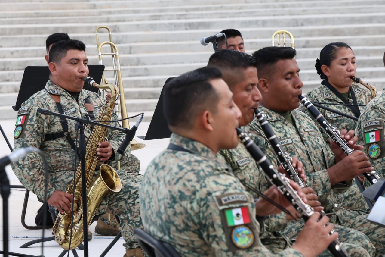 Banda Militar cautiva Playa del Carmen con concierto