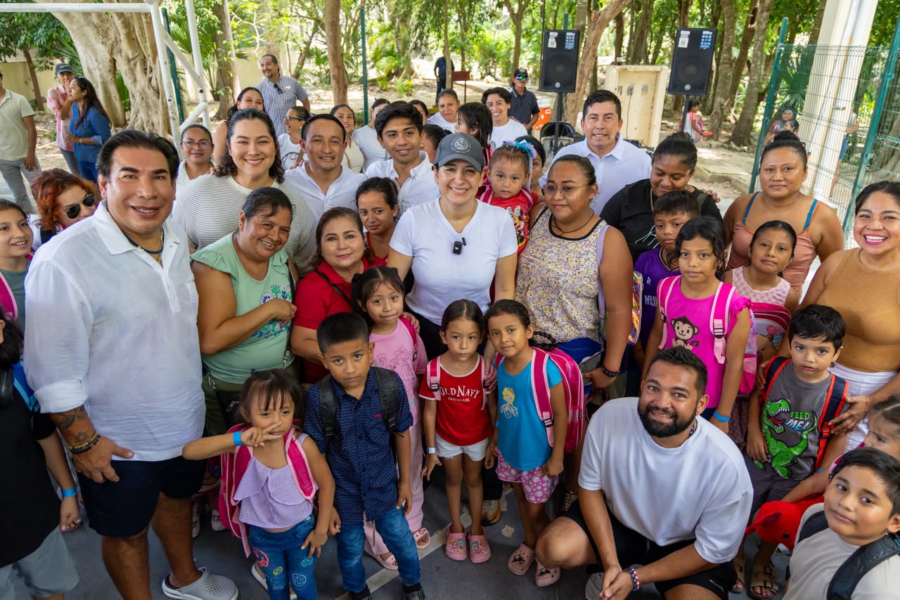 Estefanía Mercado entrega mil mochilas en Playa del Carmen