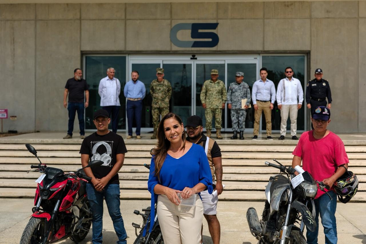 Gobierno de Quintana Roo entrega vehículos recuperados a familias