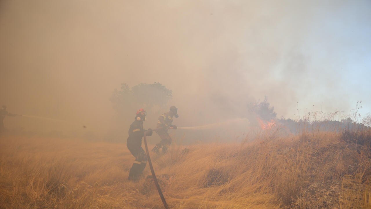 Bomberos griegos usan aviones para controlar incendio en Atenas