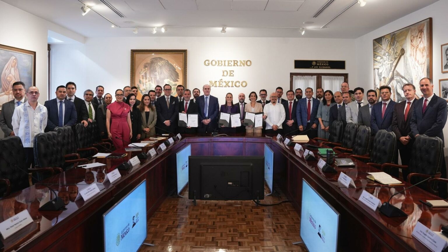 Renuevan pacto con gasolineros para contener precios
