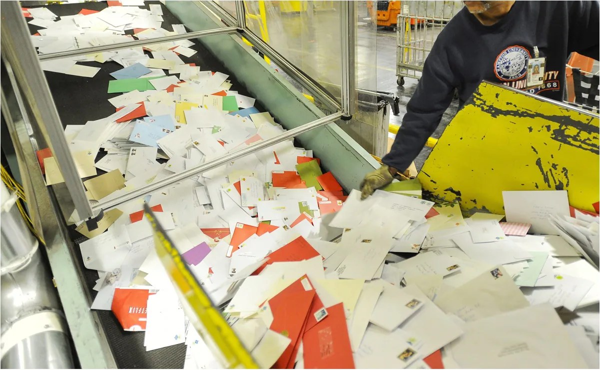 Fiscales y gobernador demandan al USPS por voto por correo