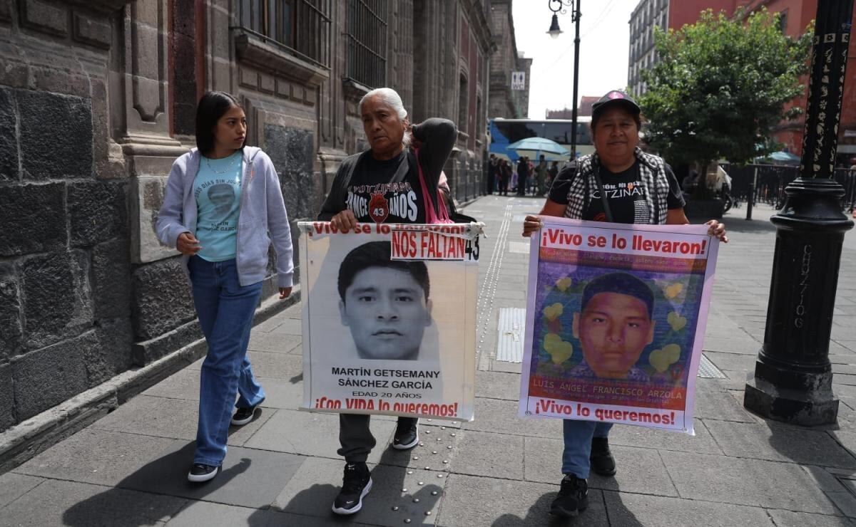 Familiares de Ayotzinapa se reúnen con Sheinbaum