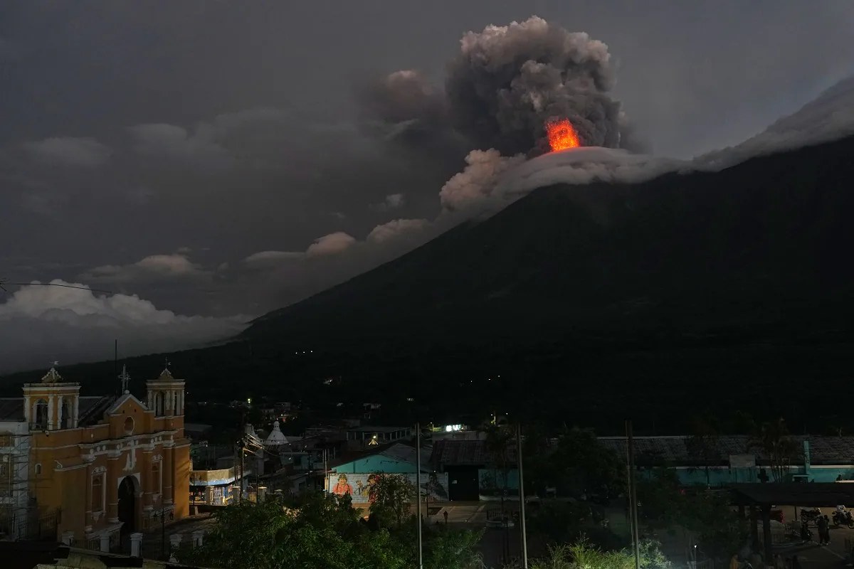 Alerta roja en Guatemala por erupción del volcán de Fuego