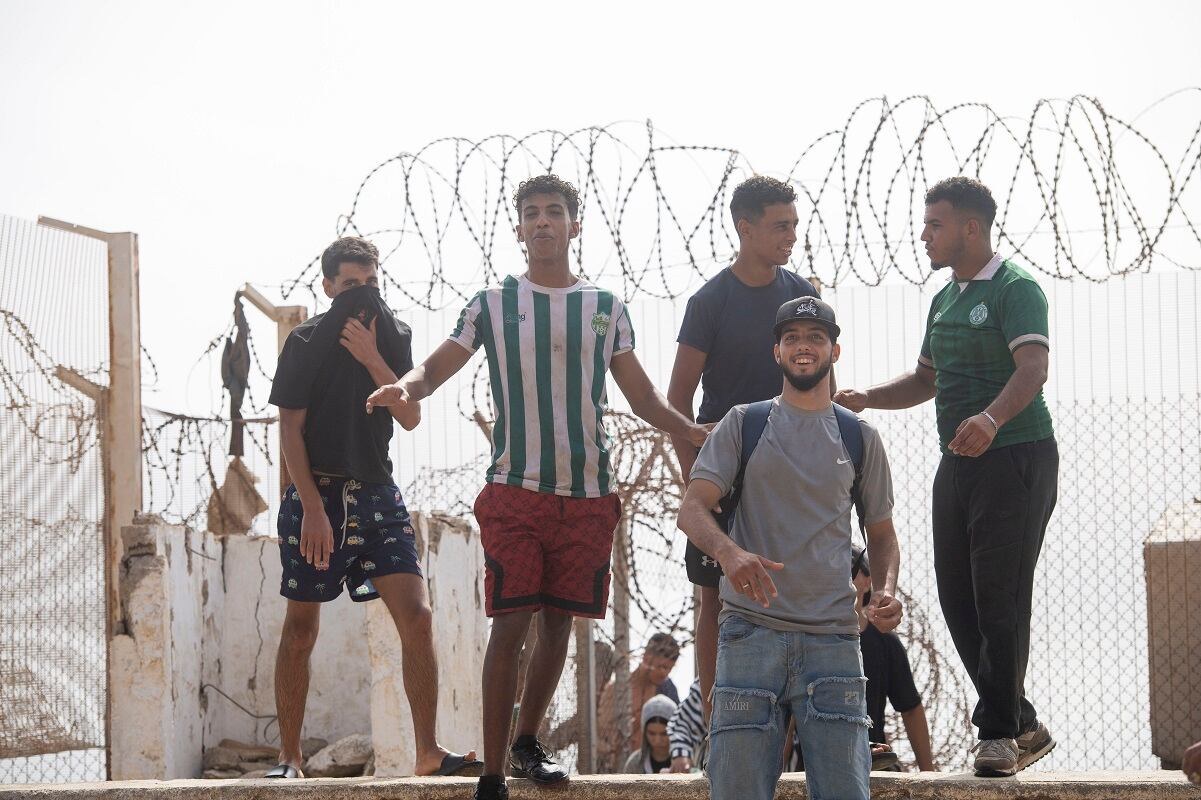 España instalará valla en Ceuta tras crisis migratoria