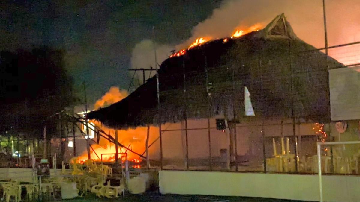 Incendio consume complejo deportivo en Colima