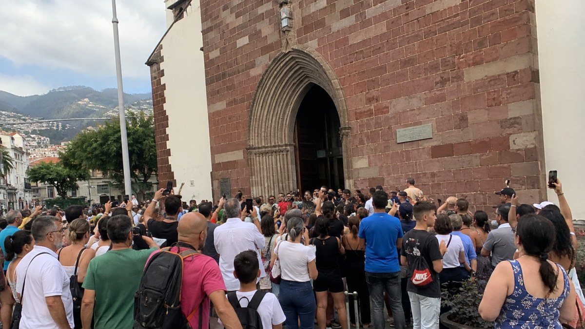 Multitud llega a boda falsa de Cristiano Ronaldo en Madeira