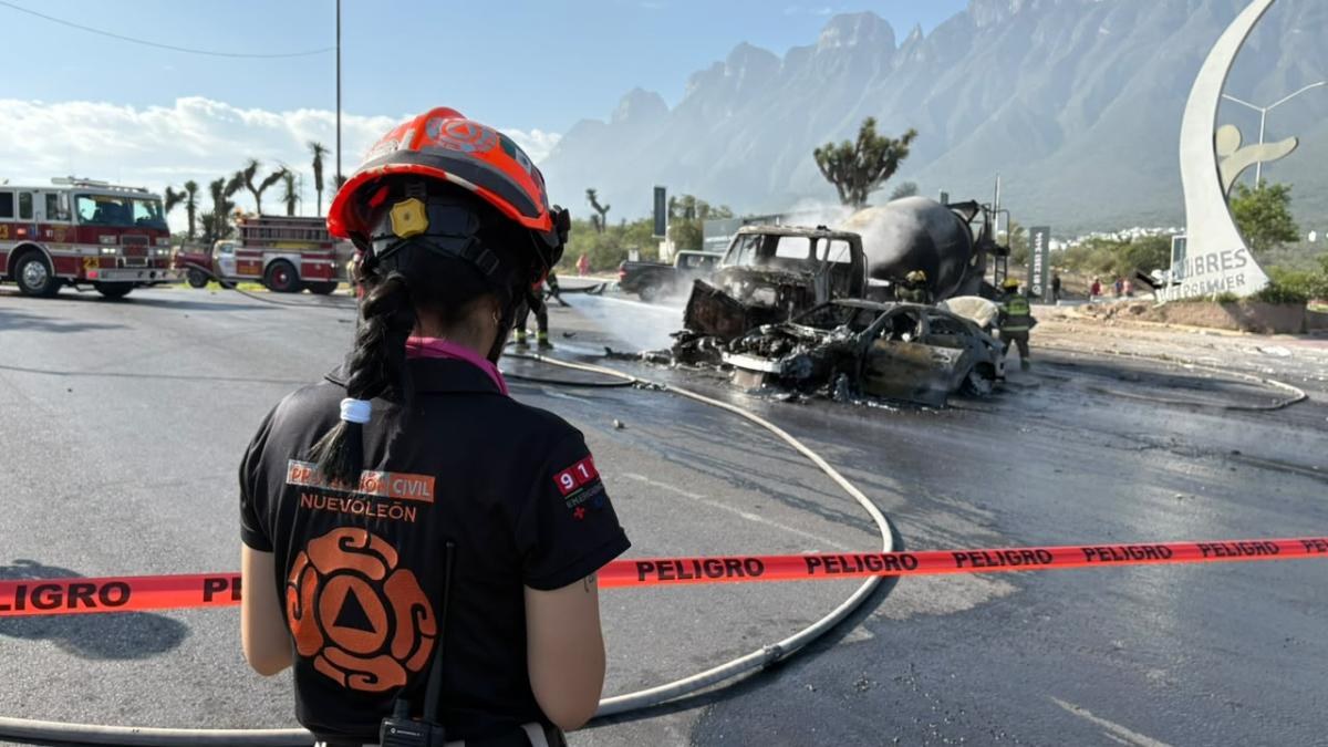 Choque e incendio de revolvedora deja un muerto en NL