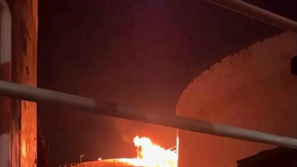 Rayo impacta tanque de Pemex y provoca incendio en Coatzacoalcos