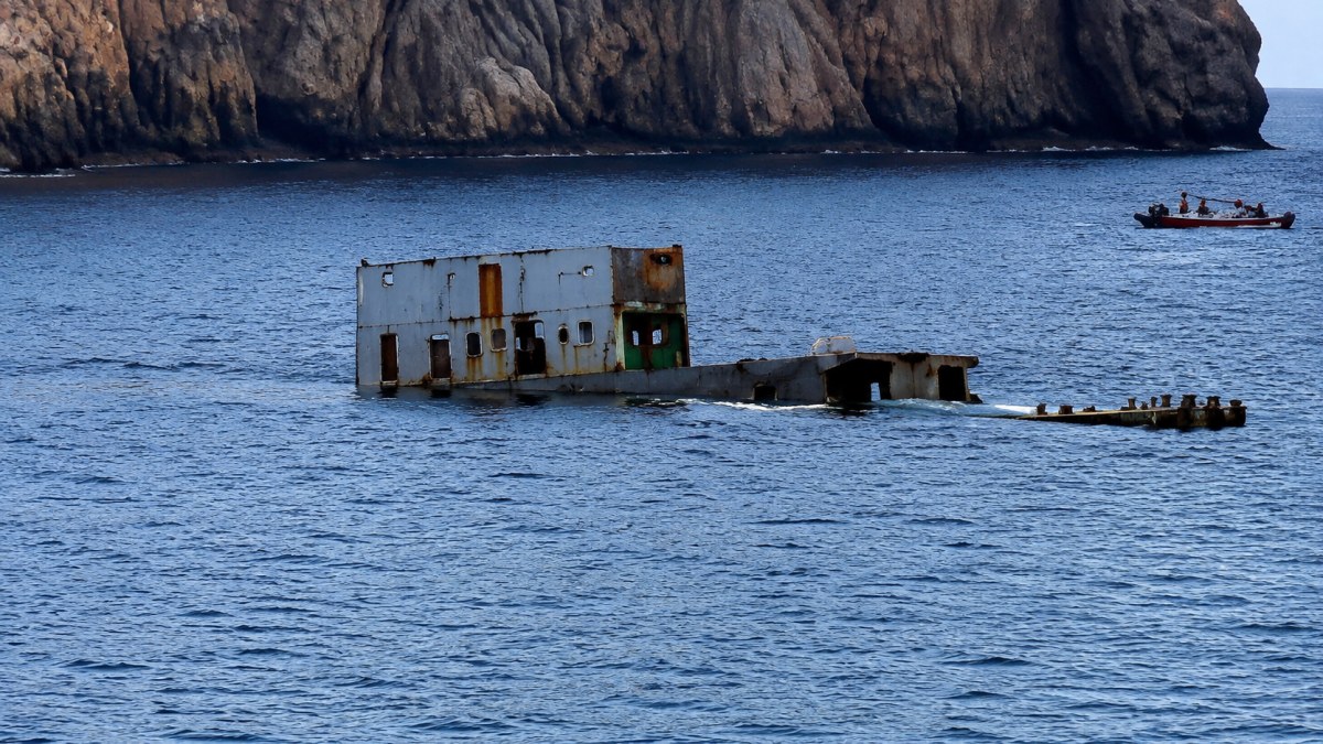 Hunden ex buque ARM en Sonora para refugio marino