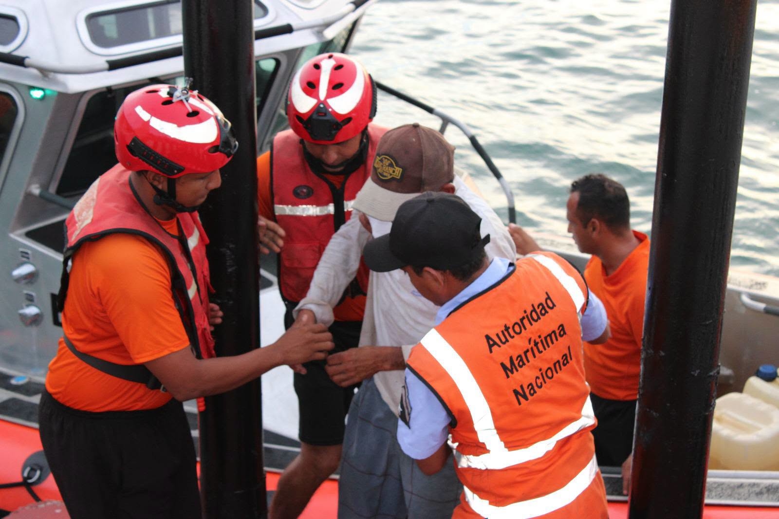 Marina rescata a pescador a la deriva en Acapulco