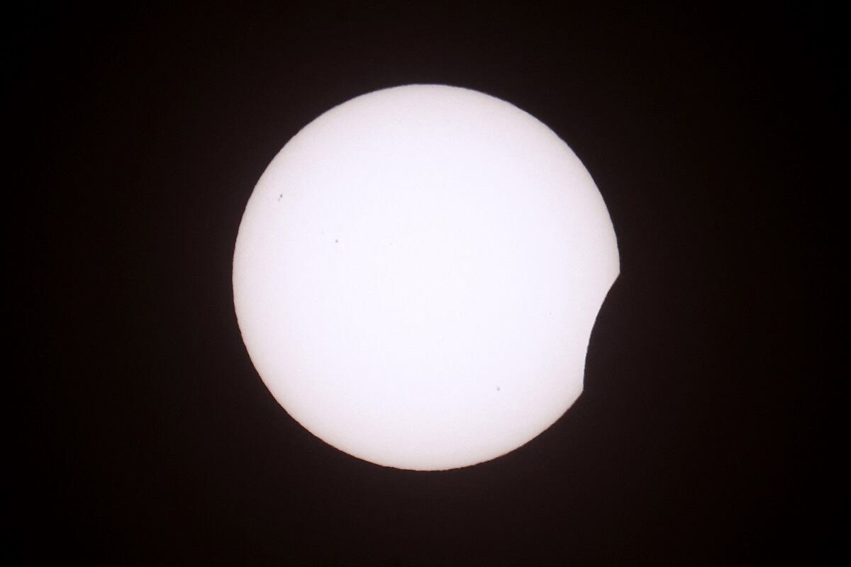 Eclipse solar total oscurece Rusia y cruza España