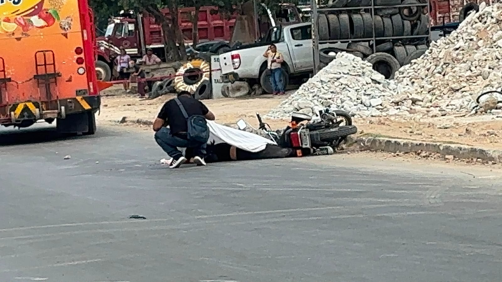 Motociclista muere aplastada por camión en Playa del Carmen