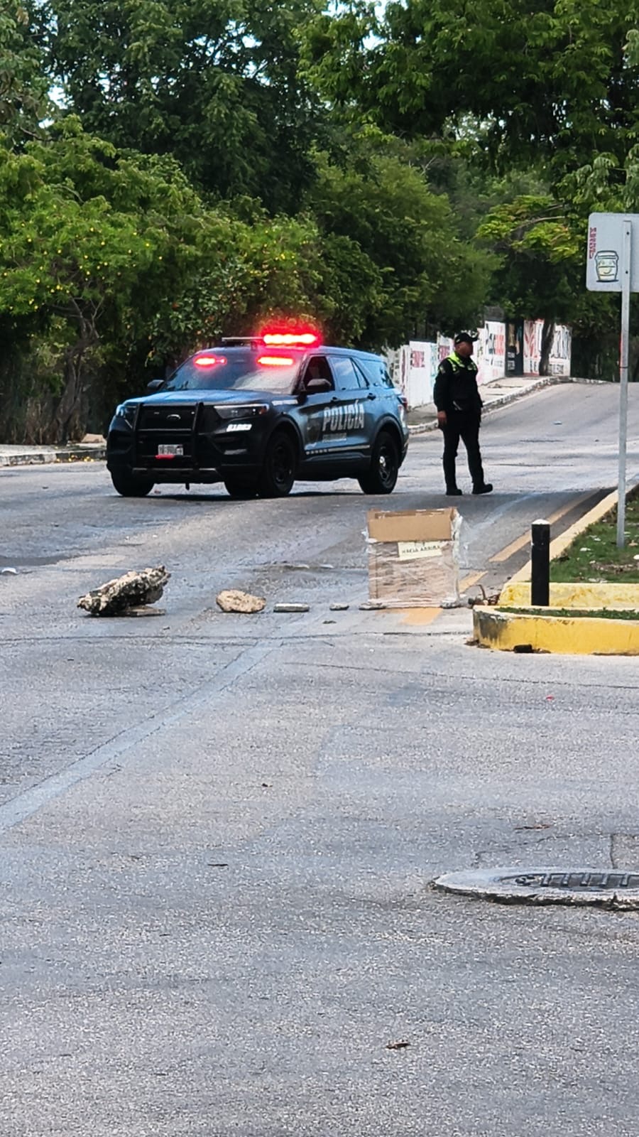 Bloquean avenida en Playa del Carmen por fallas de CFE