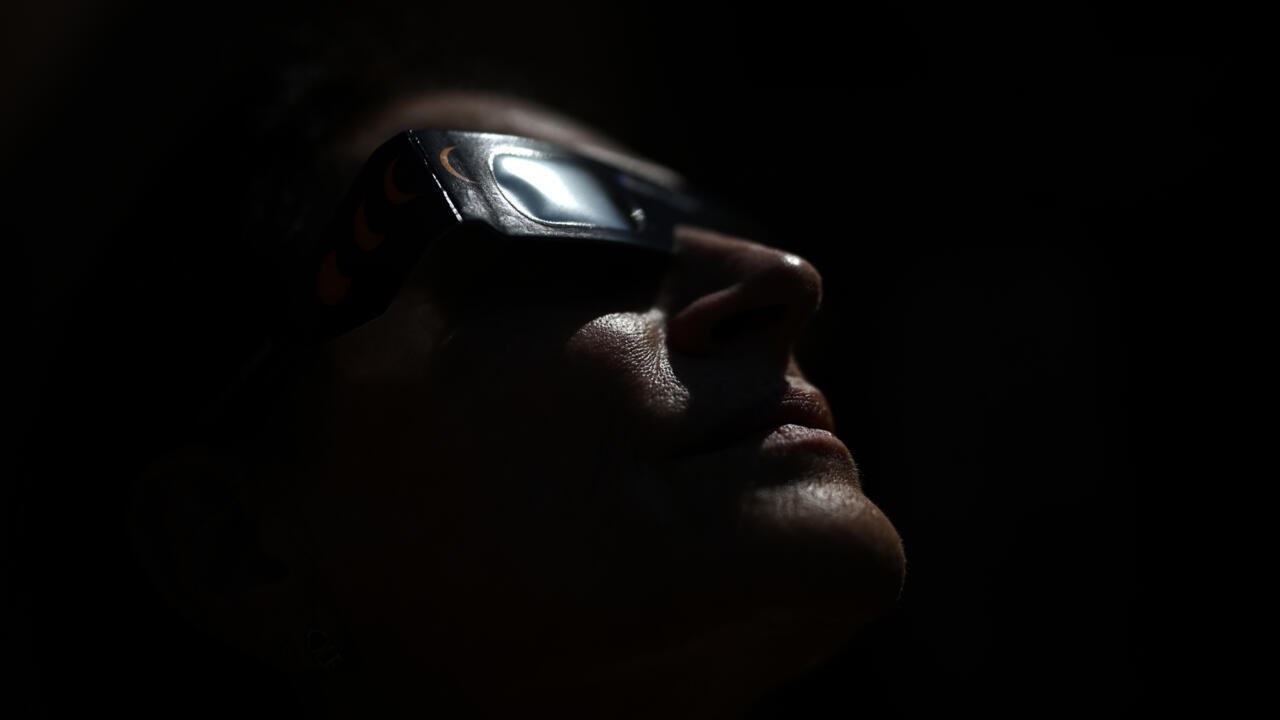 Francia detecta anomalías en 20% de gafas para eclipse solar