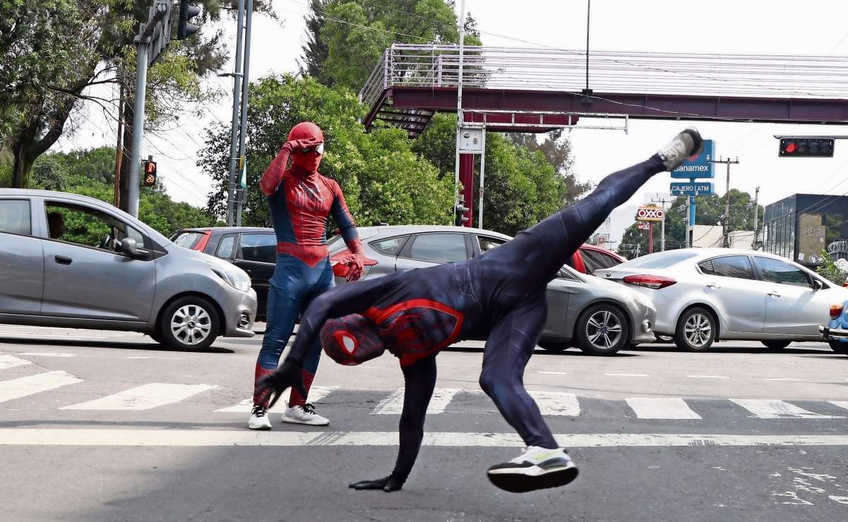 Jóvenes convierten semáforo en escenario en CDMX