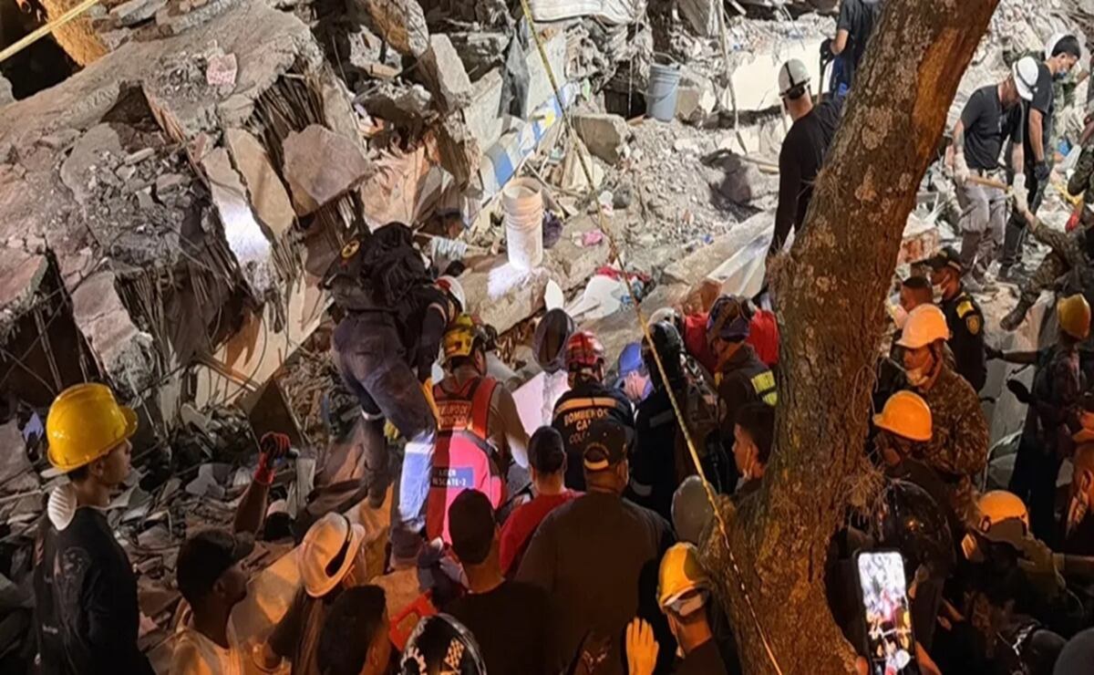 Policías rescatan a mujer y perro tras terremoto en Cali