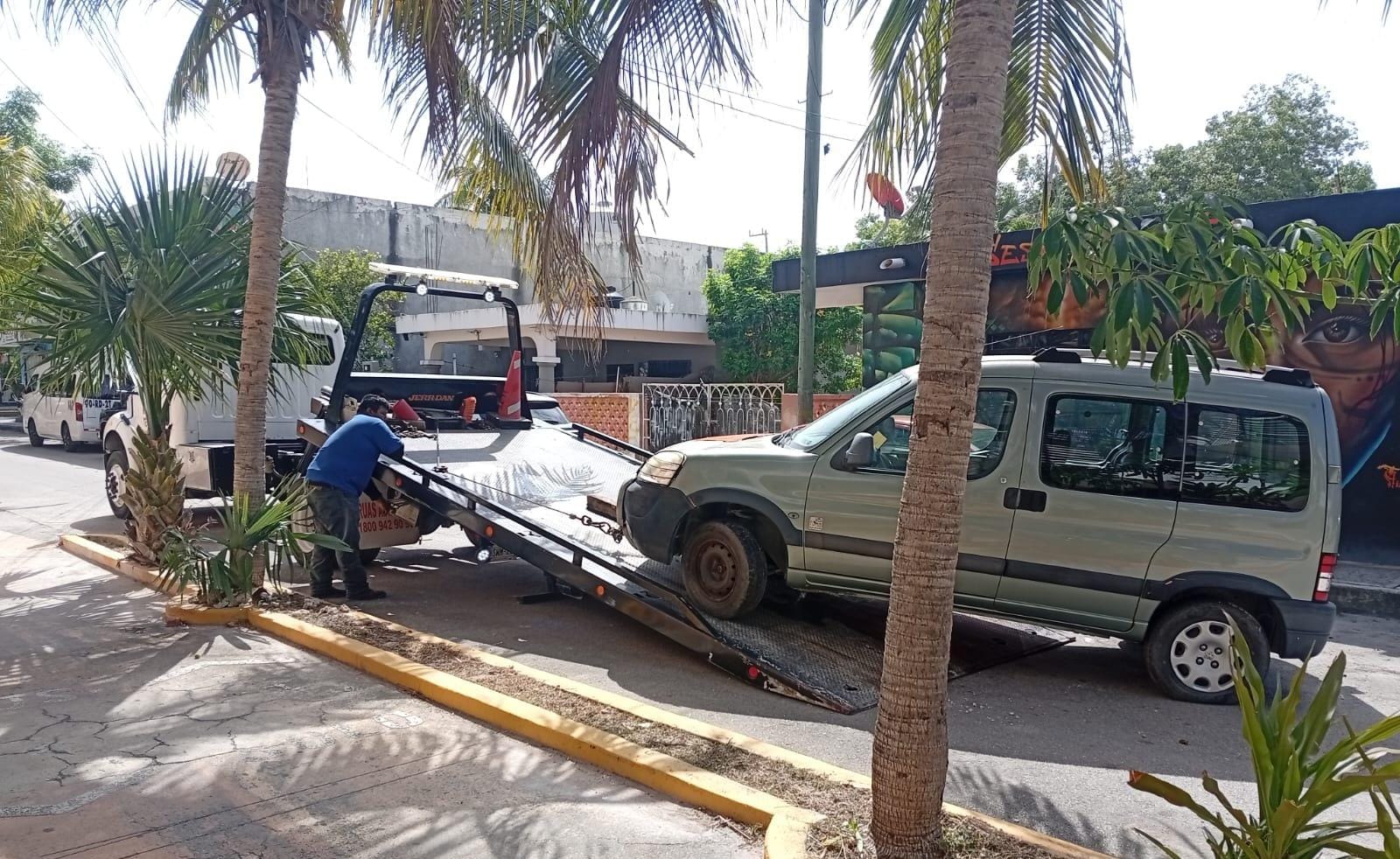Playa del Carmen retira 2 mil 864 vehículos abandonados