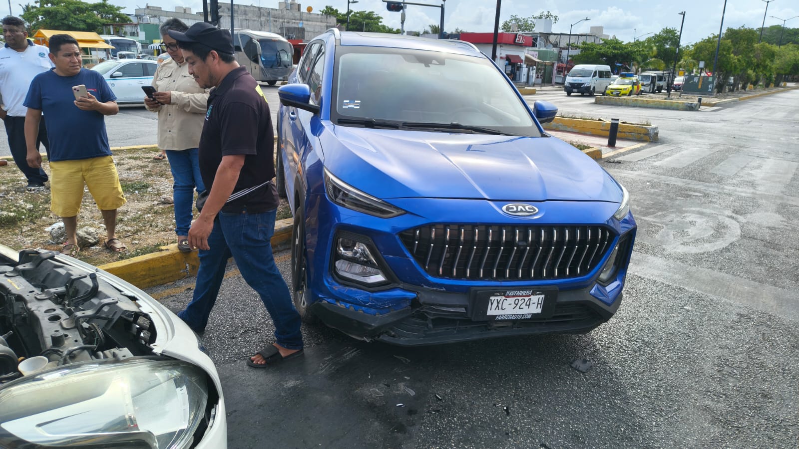 Diputada Lili Mis choca en Playa del Carmen sin lesionados
