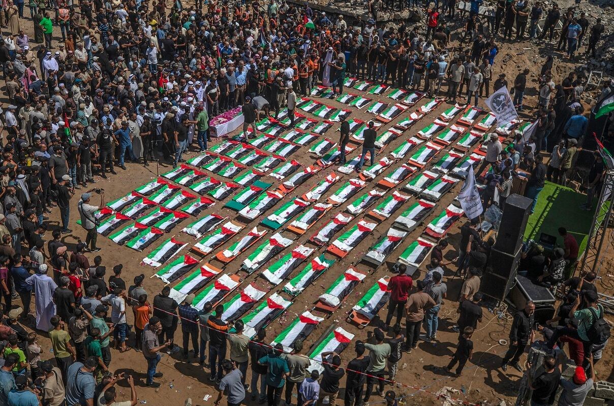 Gaza entierra a 112 familiares en funeral masivo histórico