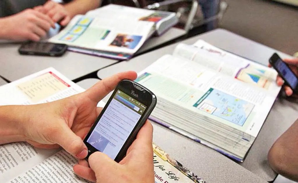 CNDH pide limitar dispositivos digitales en aulas mexicanas