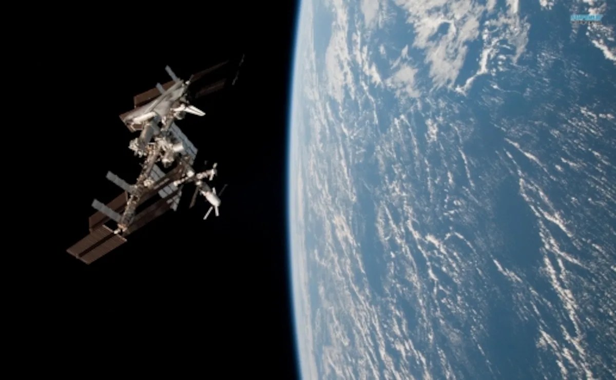Astronautas instalan antena para mejorar comunicación en EEI
