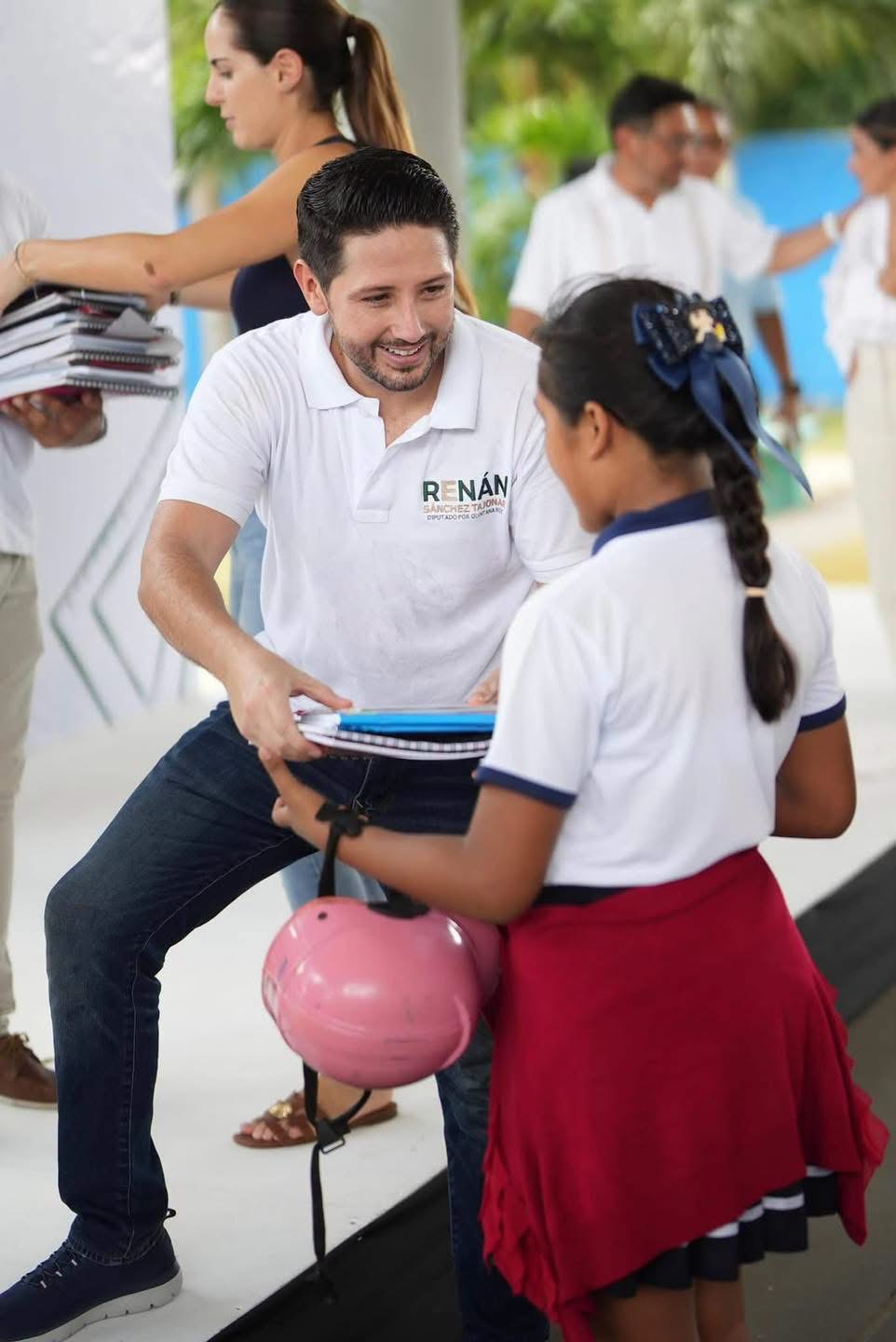 Renán Sánchez entrega kits escolares en Cozumel 2026