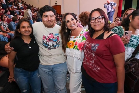 Mara Lezama da bienvenida a nuevos estudiantes UQROO