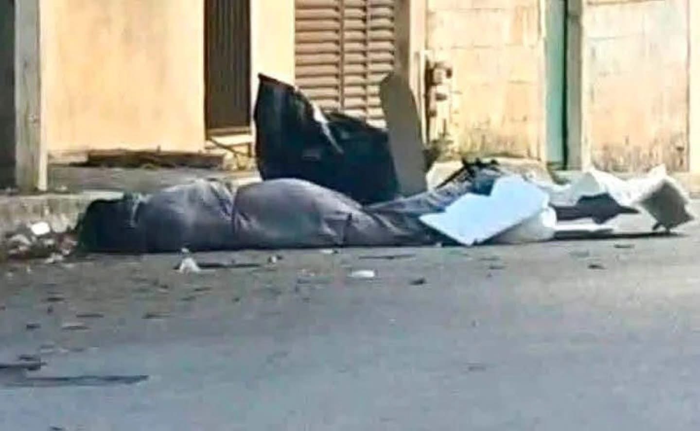 Encuentran persona sin vida ensabanada en colonia Colosio