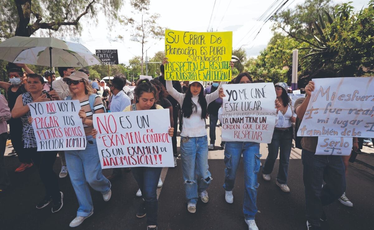 Marcha de aceptados en la UNAM rechaza examen de control