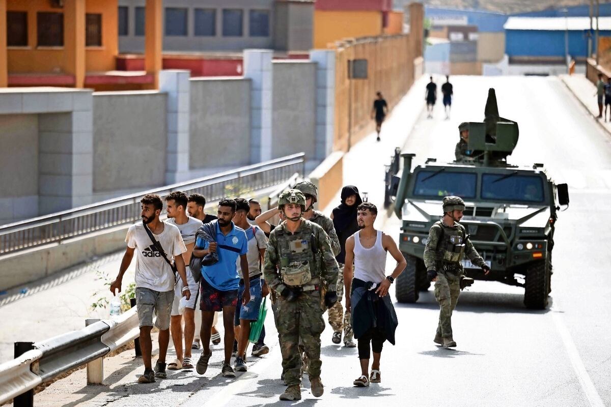 Marruecos refuerza frontera con Ceuta ante posible cruce masivo