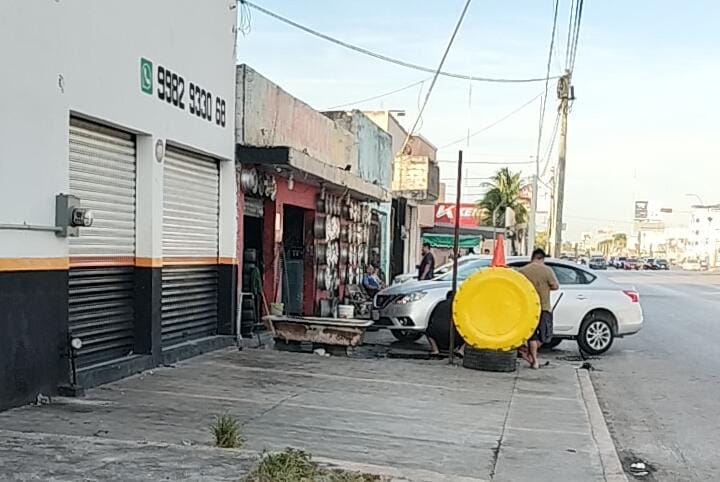 Vulcanizadoras bloquean aceras en avenida López Portillo