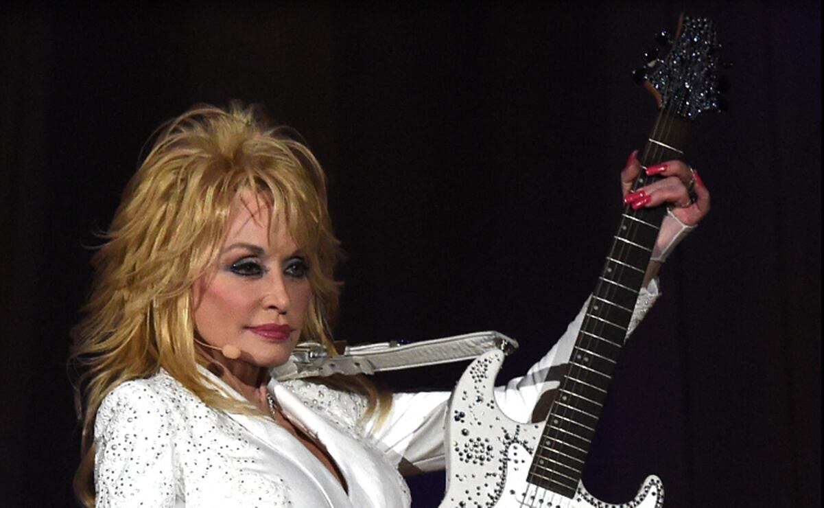 Palacio de Buckingham rinde homenaje a Dolly Parton