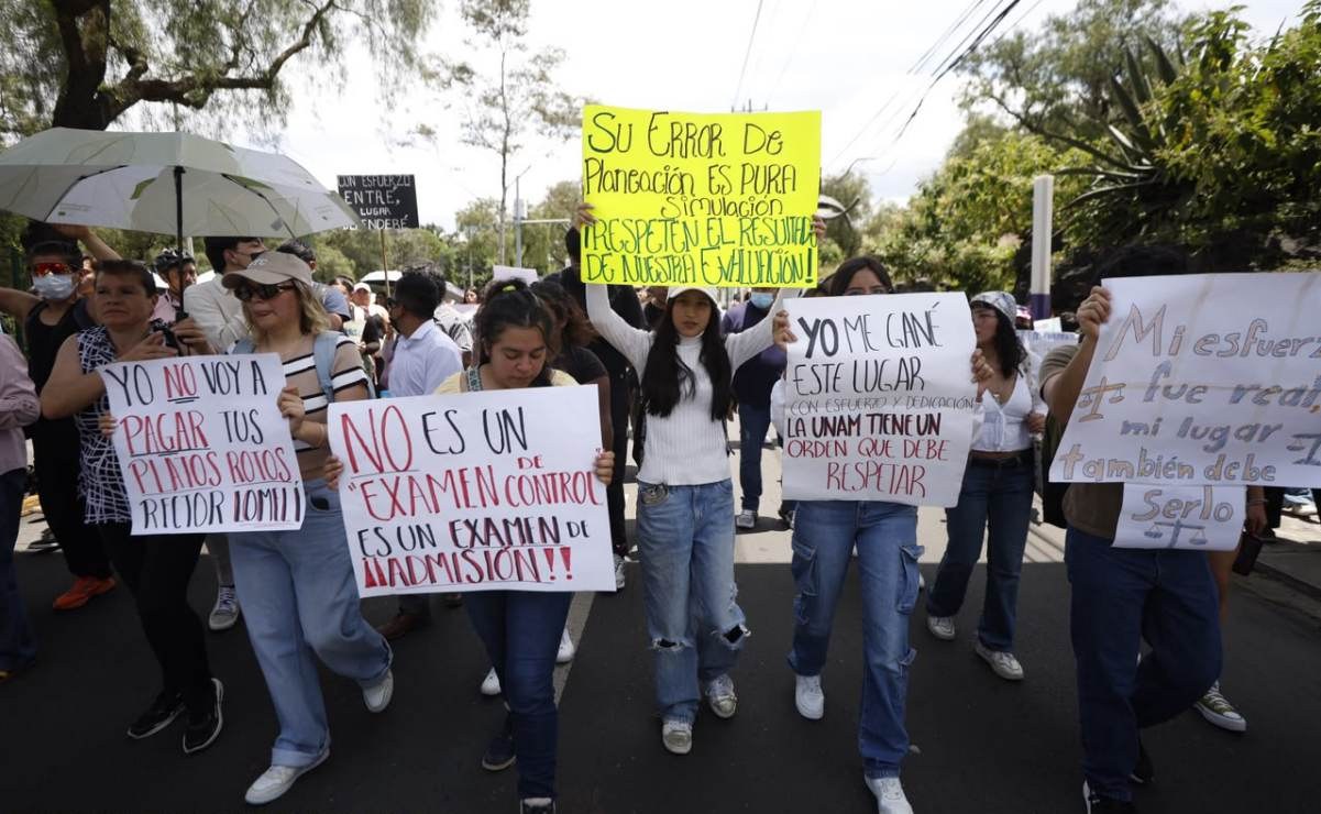Aspirantes de la UNAM bloquean Insurgentes por resultados