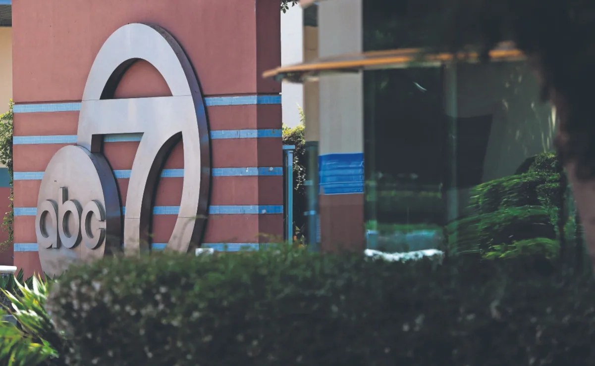 ABC demanda a FCC por amenaza a licencias de transmisión