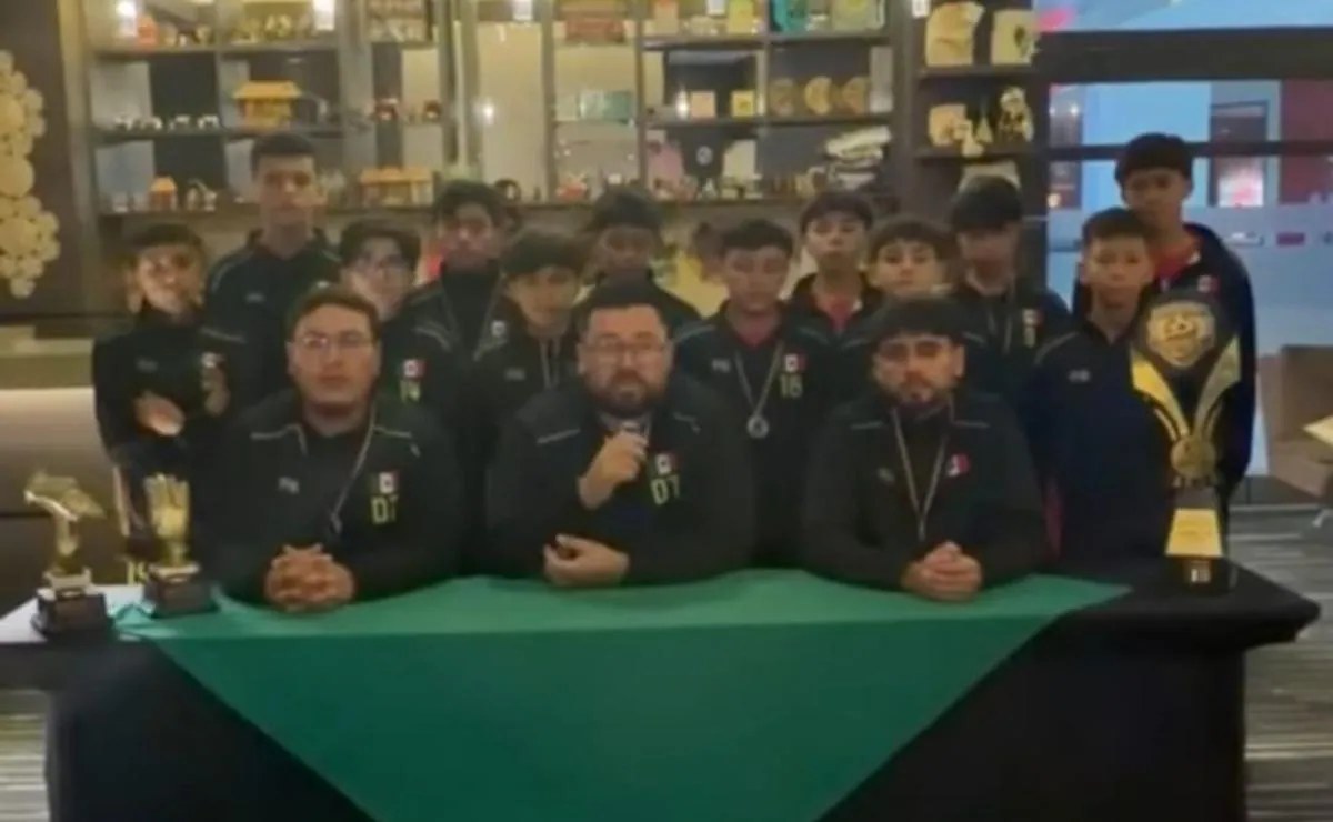 Equipo infantil de futbol sala regresa a México tras sismo