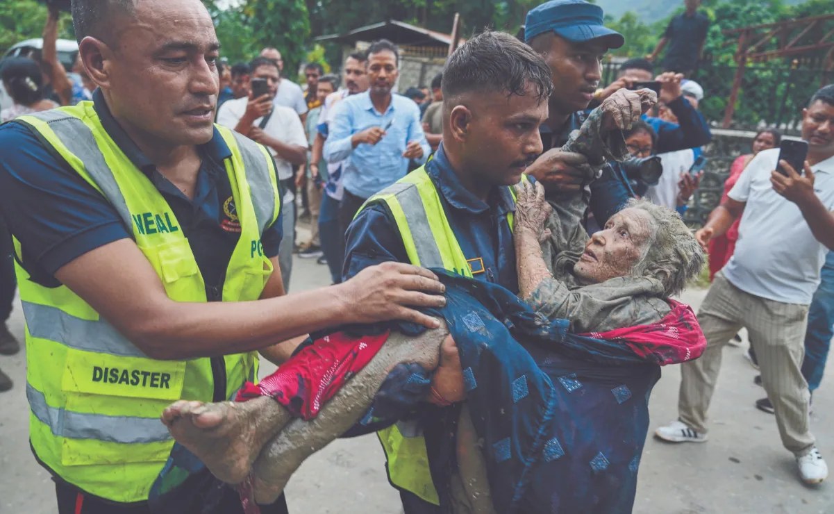 Nepal reporta 553 muertos por riada y rescata turistas