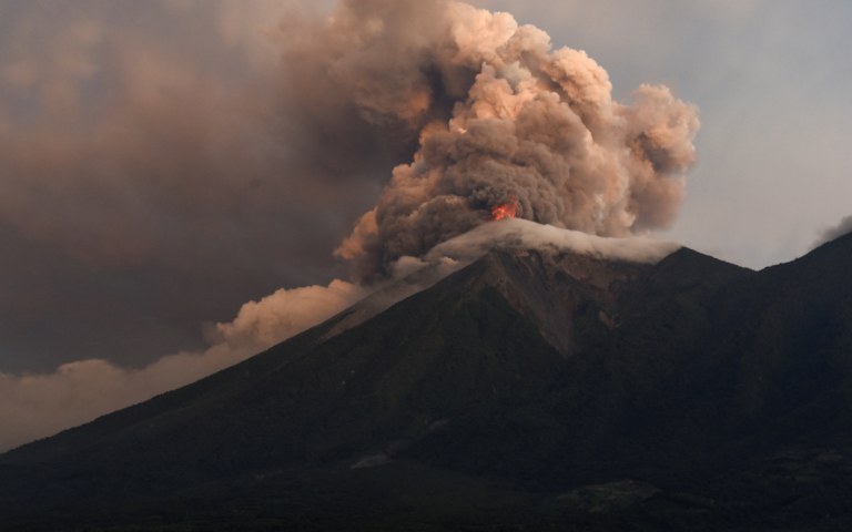 Guatemala evacúa aldeas por erupción del volcán de Fuego