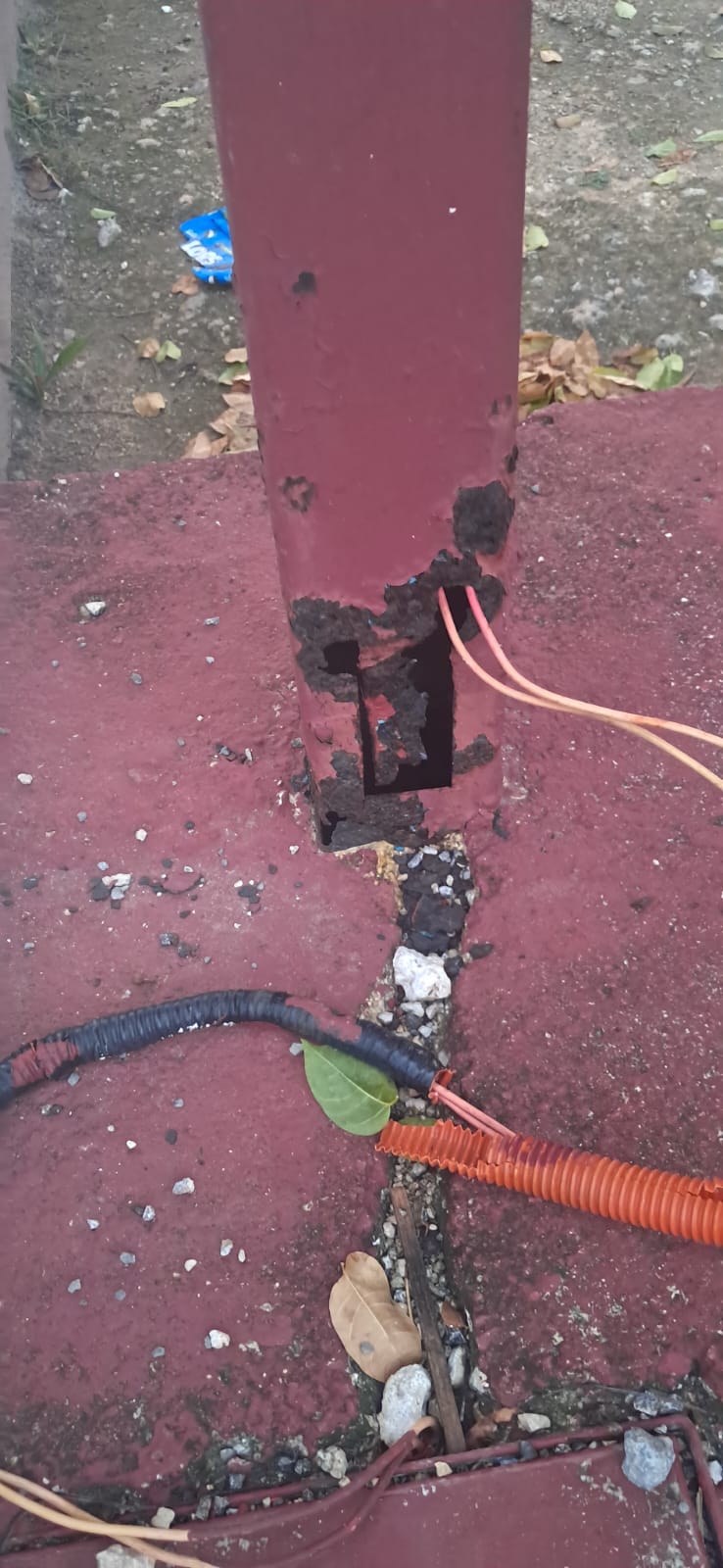 Cae poste en La Esperanza tras meses de advertencias