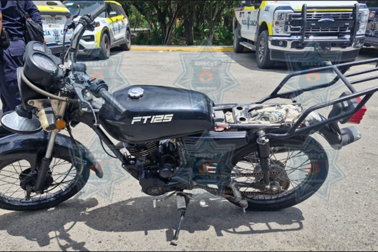 Policía Cancún recupera dos motocicletas robadas