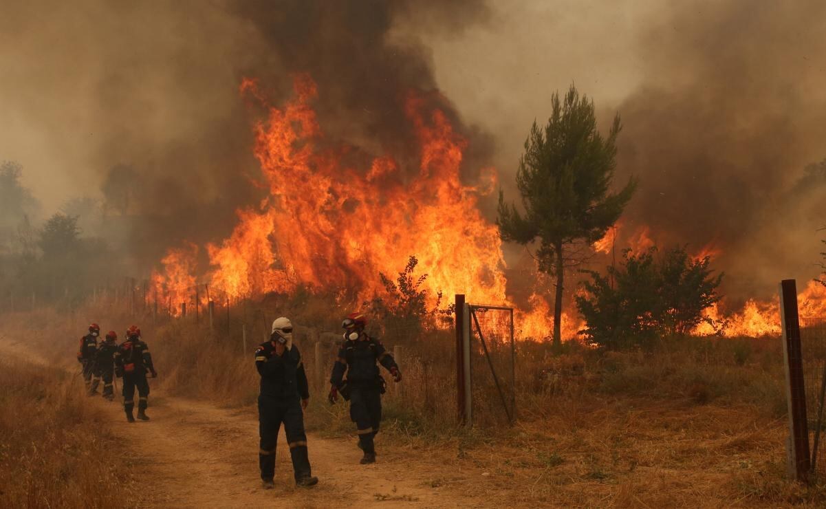Choque de helicópteros agrava incendios en Grecia