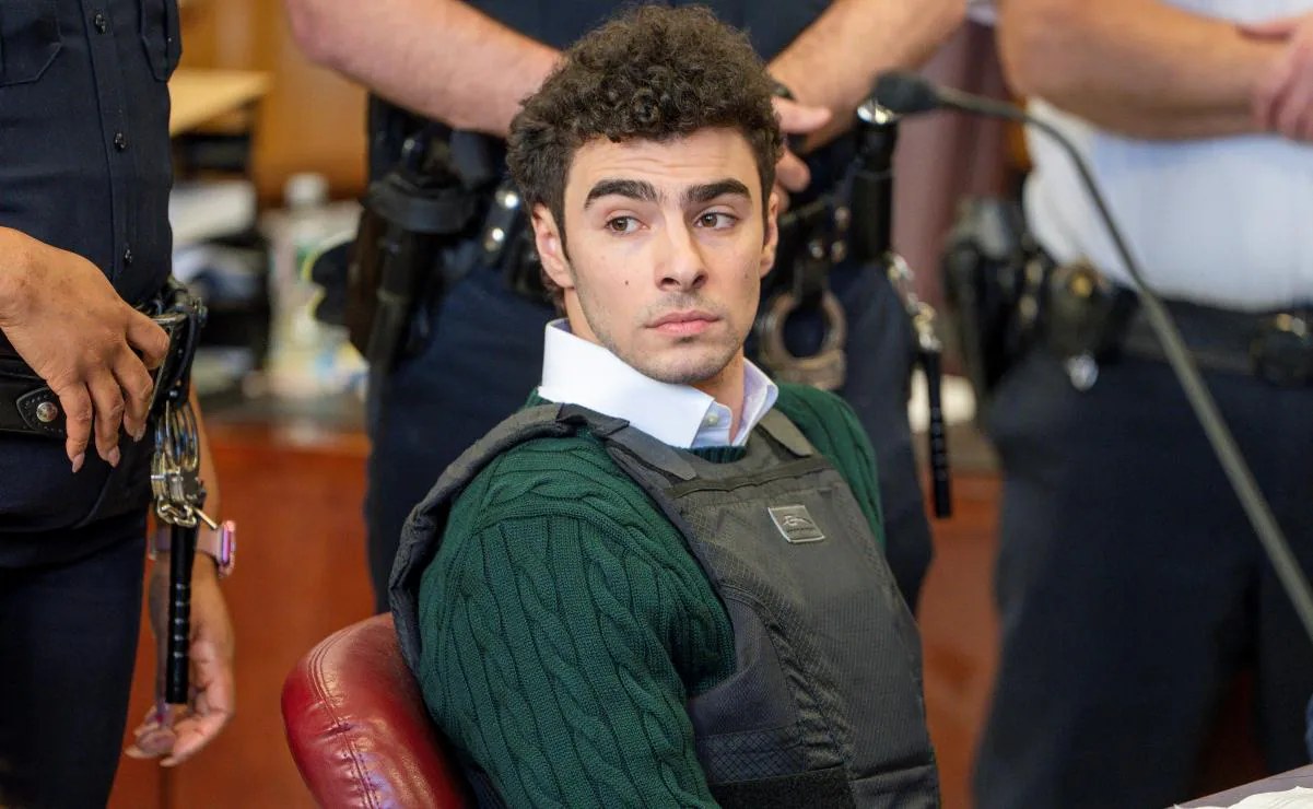 Luigi Mangione comparece por asesinato de ejecutivo en Nueva York