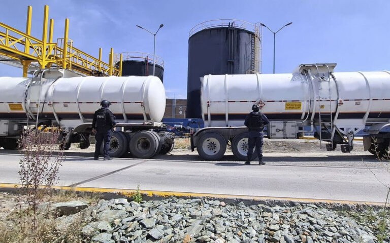 Aseguran 297 mil litros de diésel y vehículos en Altamira