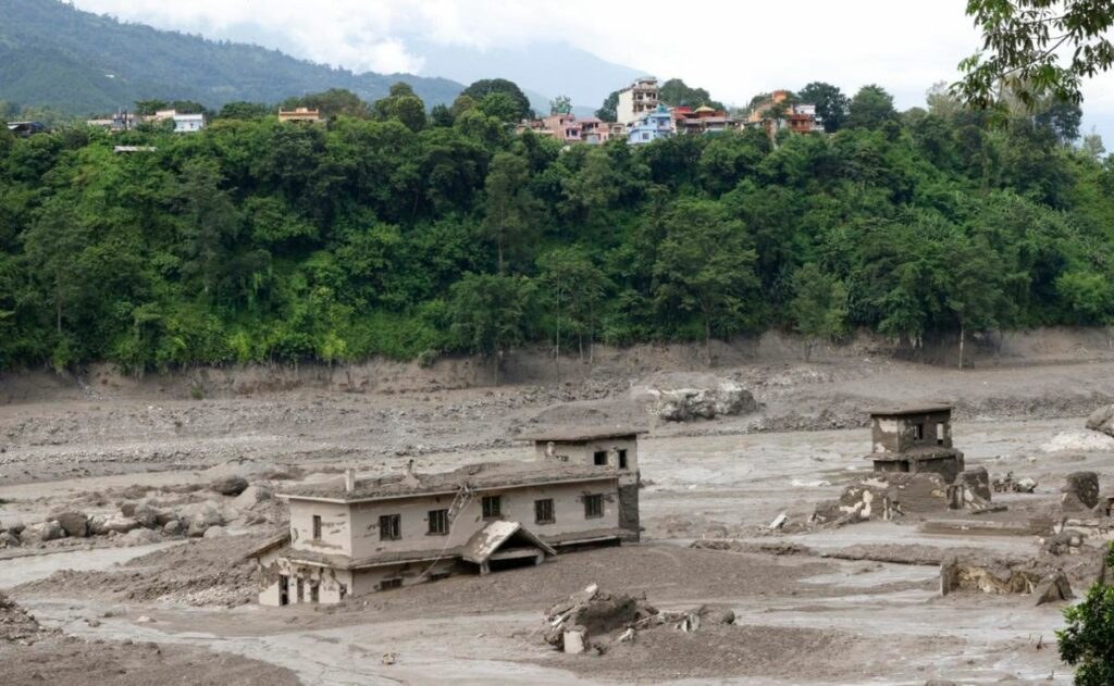 Riada en Nepal deja 95 muertos y cientos desaparecidos