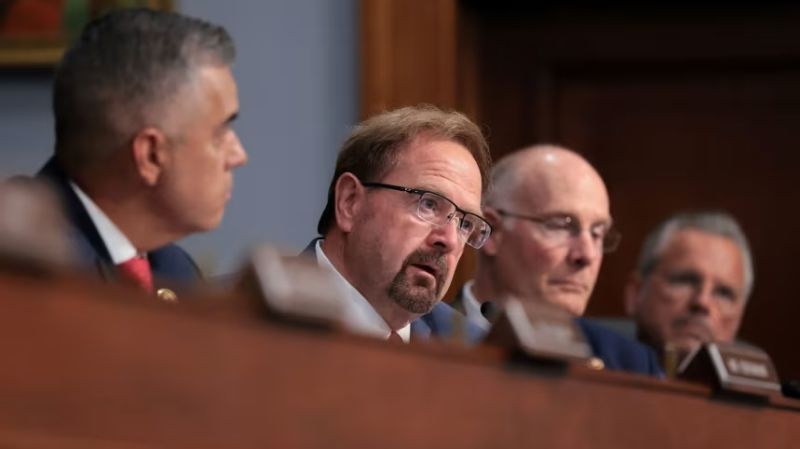 Chuck Edwards abandona candidatura tras informe ético