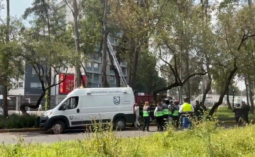 Hallan cuerpo colgado en Insurgentes Norte, CDMX